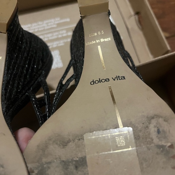 Dolce Vita Textured Black Sandals - Picture 4 of 7